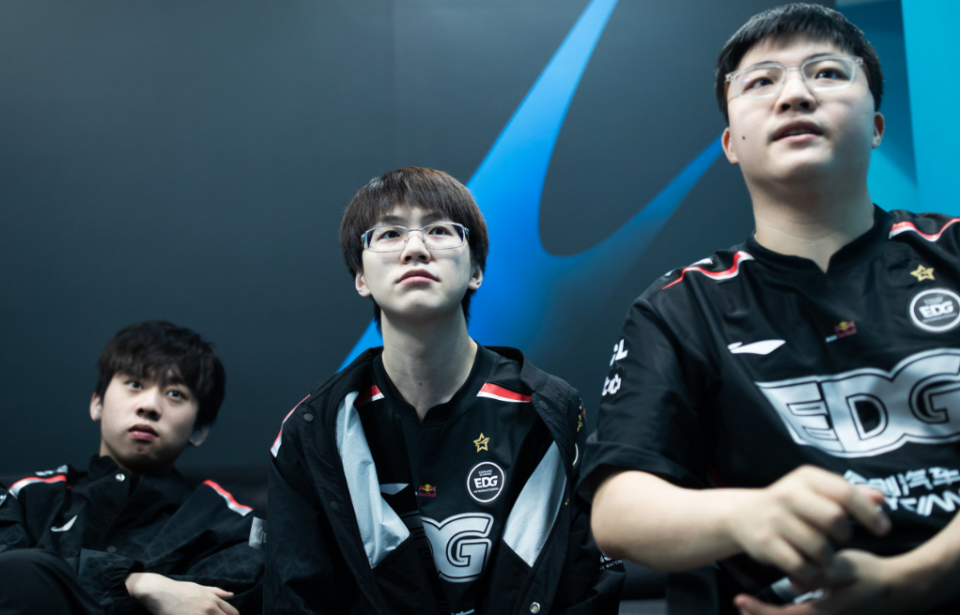 DK横扫RNG,Uzi开启传奇时刻激烈交锋四强赛,让粉丝疯狂欢呼 DK横扫RNG,Uzi开启传奇时刻激烈交锋四强赛,让粉丝疯狂欢呼